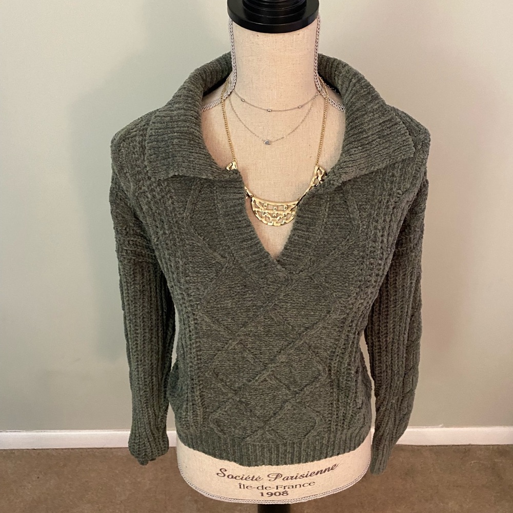 Woman’s crop sweater NWT